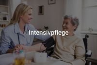 Pflegefachkraft misst Seniorin Blutdruck; beide lächeln. Text im Vordergrund: Intensivpflege