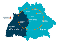 Grafik Einzugsgebiet. Baden-Württemberg ist in dunkelblau, Bayern in hellblau zu sehen. Das Einzugsgebiet mit einem orangenen Kreis markiert; darin mit Punkten dargestellt verschiedene größere Städte und unsere WGs (Ellwangen, Aalen, Wört, Treuchtlingen, Ansbach und Obertraubling).